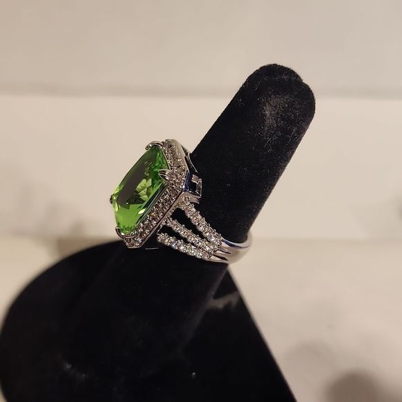 HUGE GREEN EMERALD CUT RING - Picture 5 of 6